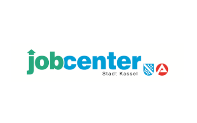Logo des Jobcenters Stadt Kassel mit grünem und blauem Text und zwei kleinen Schildsymbolen.