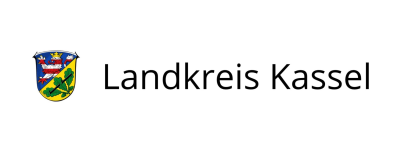 Wappen mit roten und weißen Streifen und grünen Symbolen neben dem Text Landkreis Kassel auf weißem Grund.