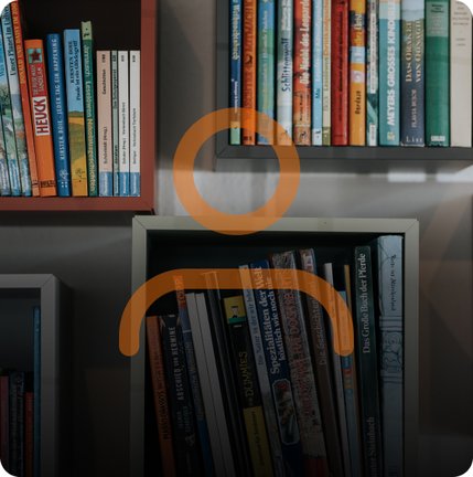 Bücherregale mit bunten Büchern, überlagert von einem orangefarbenen Benutzersymbol in der Mitte.