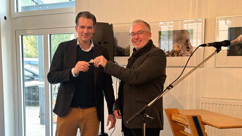 Symbolische Schlüsselübergabe